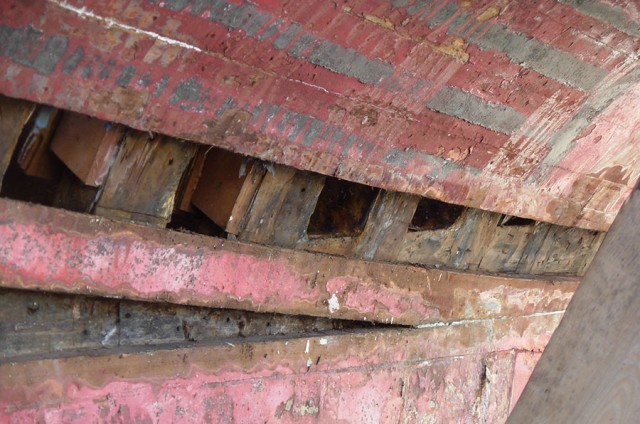 Révision complète de la structure du bateau et remplacement de bordé en bois