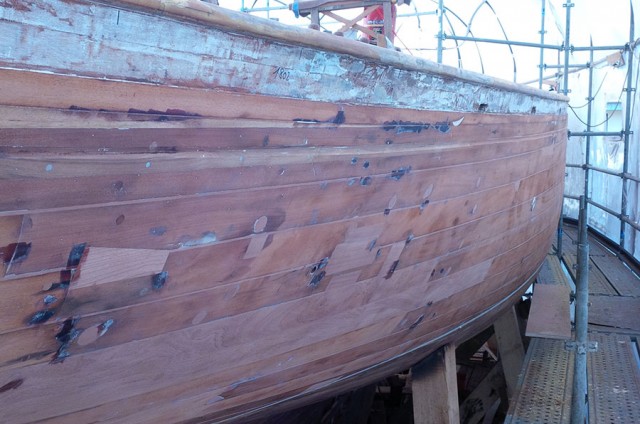 Révision complète de la structure du bateau et remplacement de bordé en bois